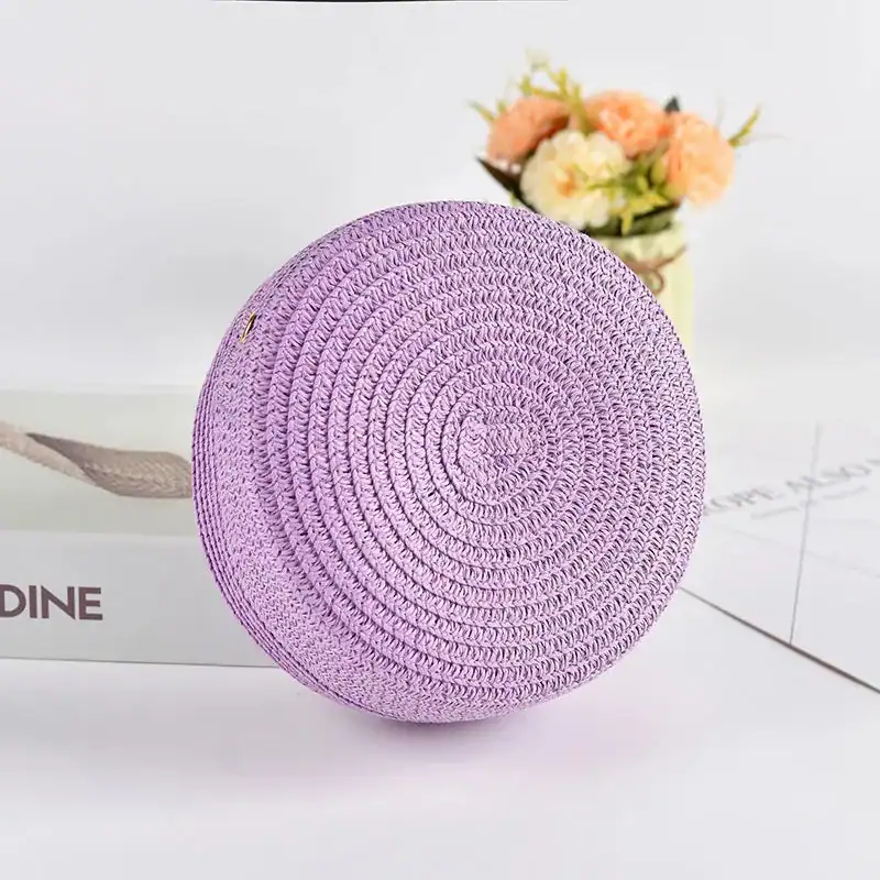 Rosa rund stråväska med spiral mönster, perfekt för sommar och strand.