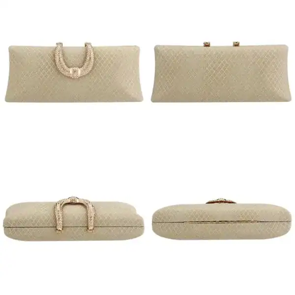 Rosa rutmönstrad clutch med guldaccent och handtag, visad från flera vinklar.