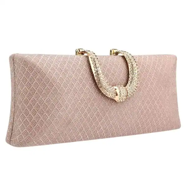 Rosa rutmönstrad clutch med glittrande handtag och kristallbesättning.