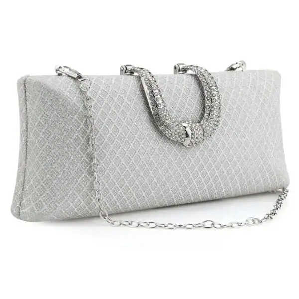 Silver clutch med rutmönster och kristallbesatt handtag, perfekt för kvällsarrangemang.