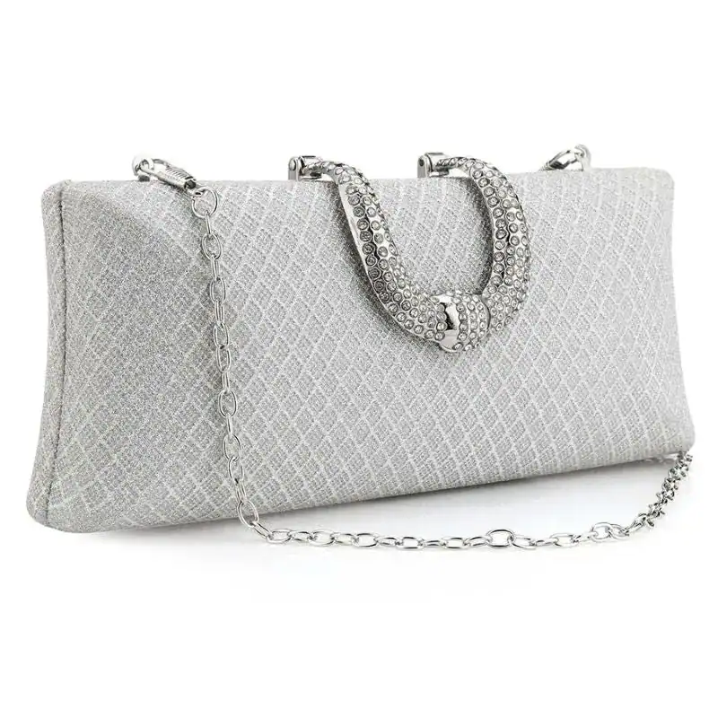 Silver clutch med rutmönster och kristallbesatt handtag, perfekt för kvällsarrangemang.