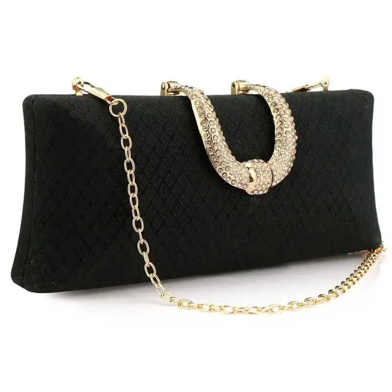 Svart rutmönstrad clutch med guld kedja och kristallbesatt handtag.
