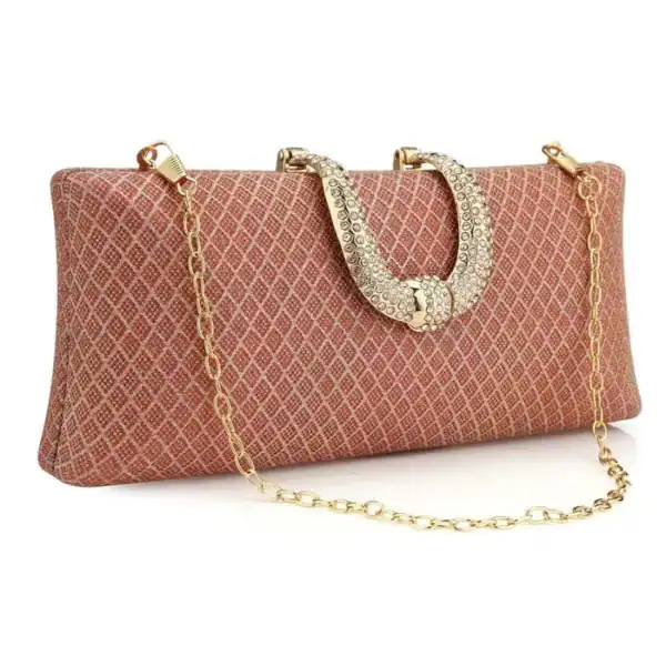Rosa rutmönstrad clutch med guld kedja och kristallbesatt handtag.