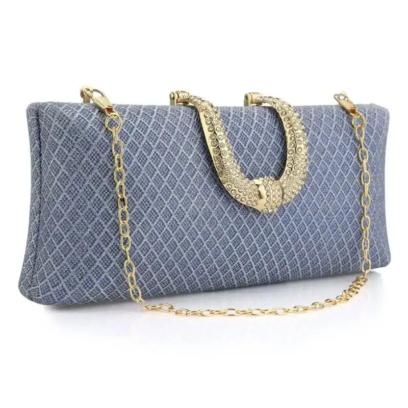 Blå rutmönstrad clutch med guld kedja och pärlbesatt handtag.