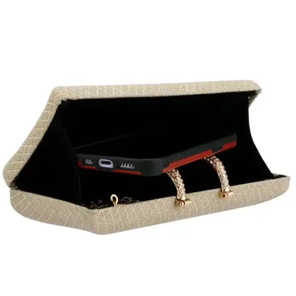 Rosa rutmönstrad clutch med mobilfack och guldaktig handtag.