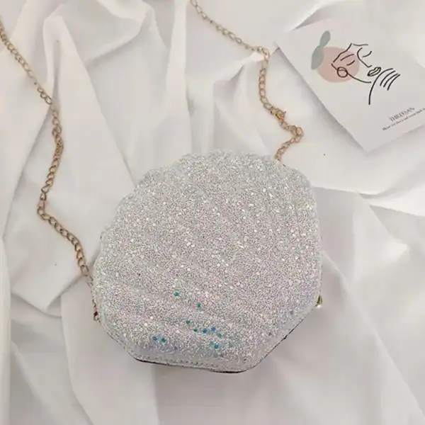 Rosa snäckväska med glitter och gyllene kedja, perfekt för festliga tillfällen.