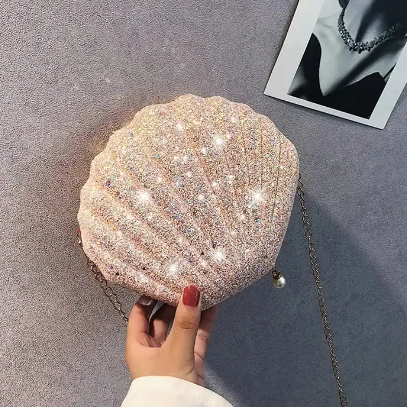 Rosa snäckväska med glitter, eleganta klänningväska för festliga tillfällen.