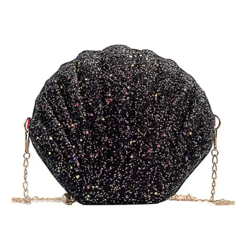 Svart snäckväska med glitter och gyllene kedja.