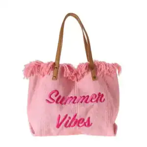 Rosa strandväska med text Summer Vibes och fransar.