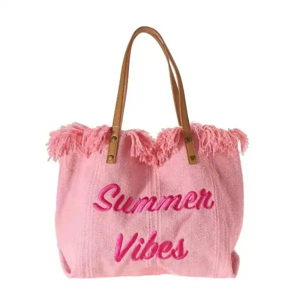 Rosa strandväska med text Summer Vibes och fransar.