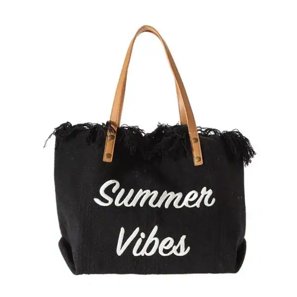 Svart strandväska med text Summer Vibes och fransar, lämplig för sommar och strand.