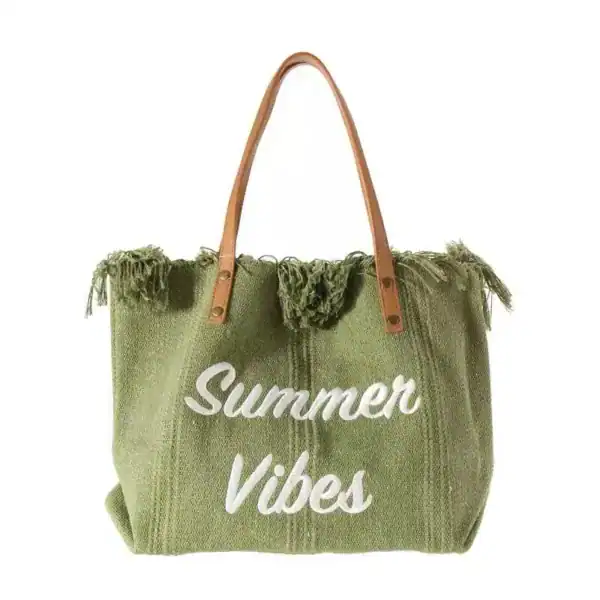 Grön strandväska med text Summer Vibes och läderhandtag.