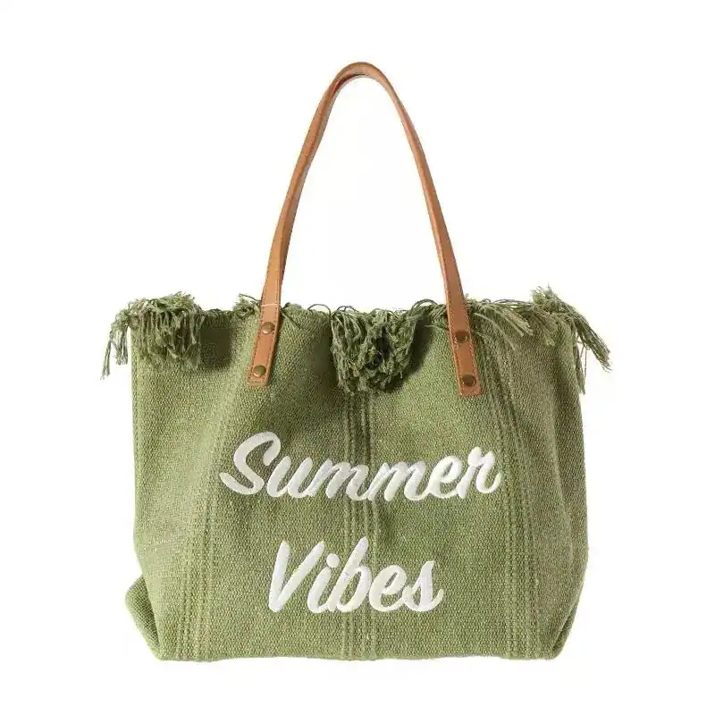Grön strandväska med text Summer Vibes och läderhandtag.