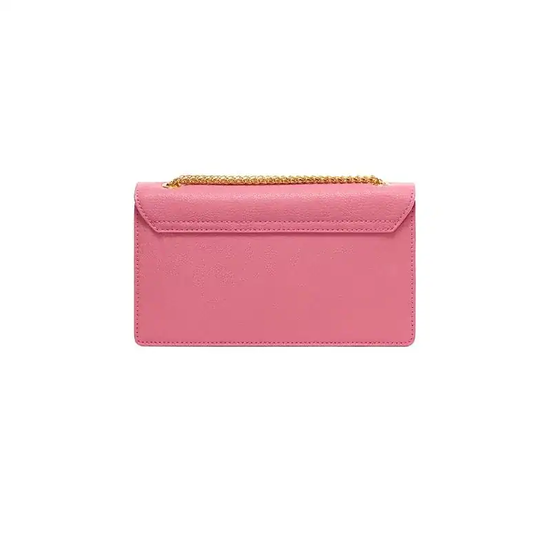 Rosa Axelväska med gyllene kedja och enkel design.