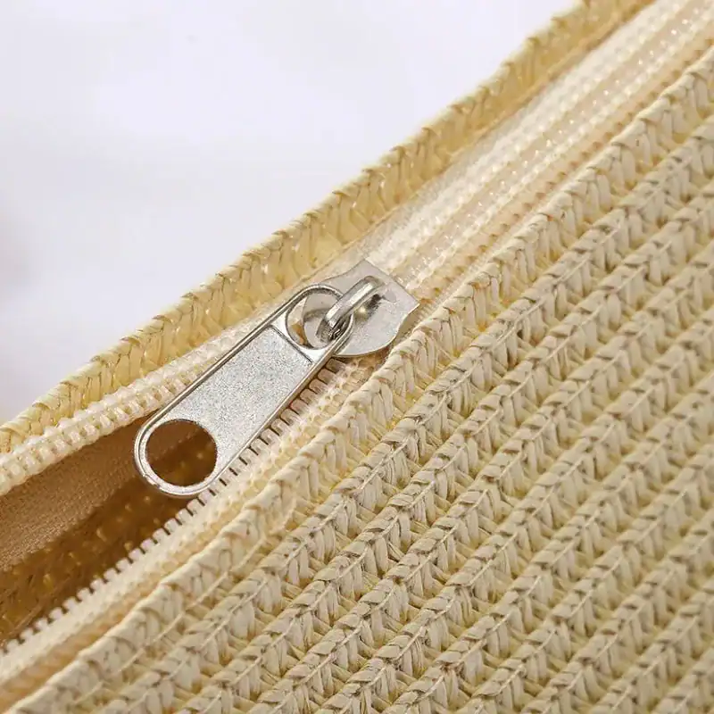 Rosa virkad barnkorg med silverfärgad dragkedja och detalj på vävverk.