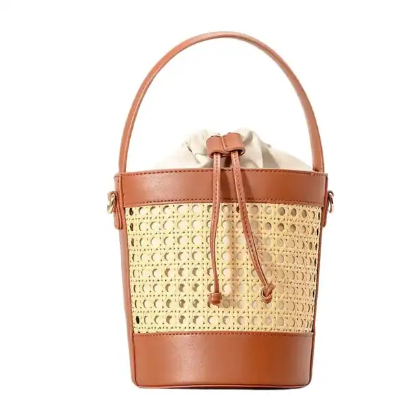 Rottingväska med axelrem, läder och rör, sommarväska, bucket bag.