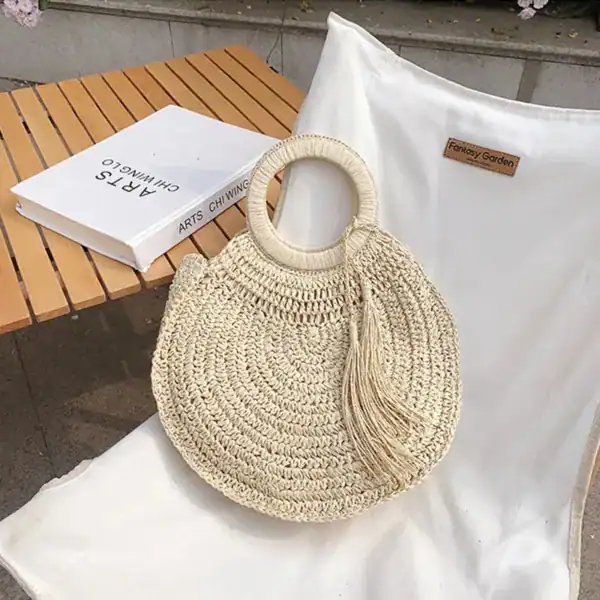 Rund halmväska med tofs, sommarväska i naturfärgad halm, lämplig för strand och utomhus.
