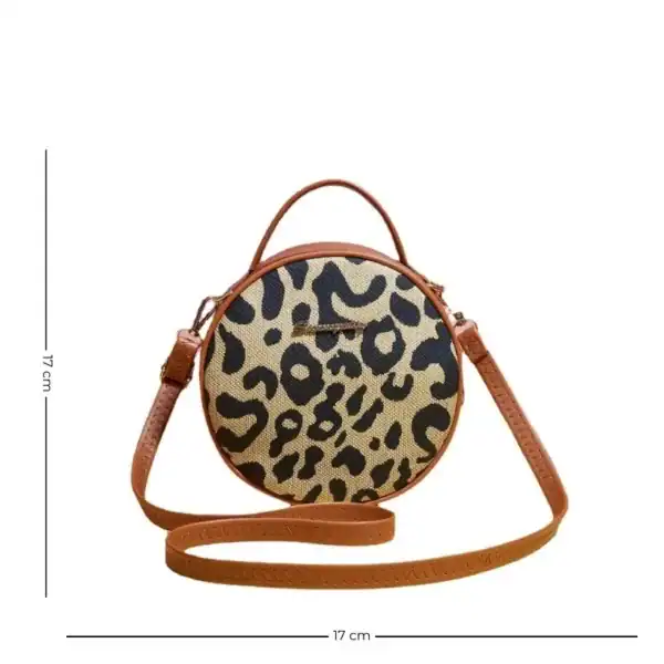 Rund leopardmönstrad axelväska med brun axelrem, 17 cm diameter.