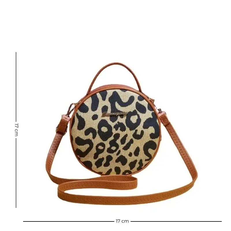 Rund leopardmönstrad axelväska med brun axelrem, 17 cm diameter.
