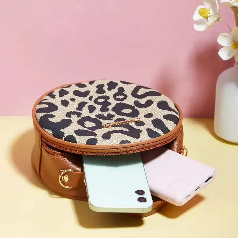 Rund leopardmönster axelväska med plånboksfacka och mobilplats.