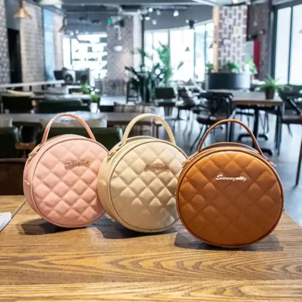 Rund rutmönstrad väska i rosa, beige och orange färger.