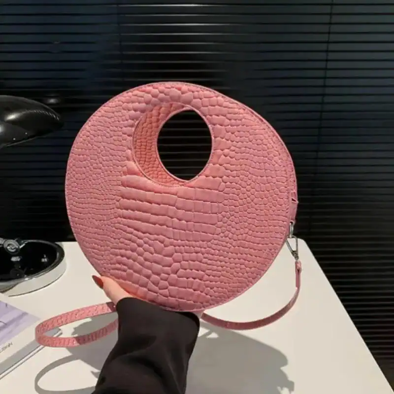 Rund rosa väska med hål, krokodiltextur, axelväska för kvinnor.