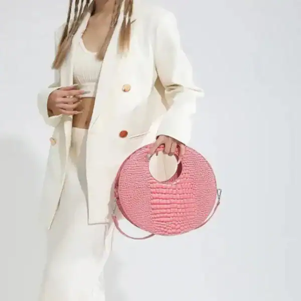 Rund rosa väska med hål, modeaccessoarer, sommarväskor, handväska.
