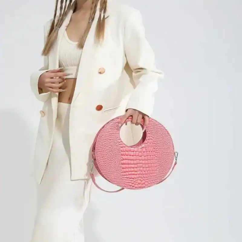 Rund rosa väska med hål, modeaccessoarer, sommarväskor, handväska.