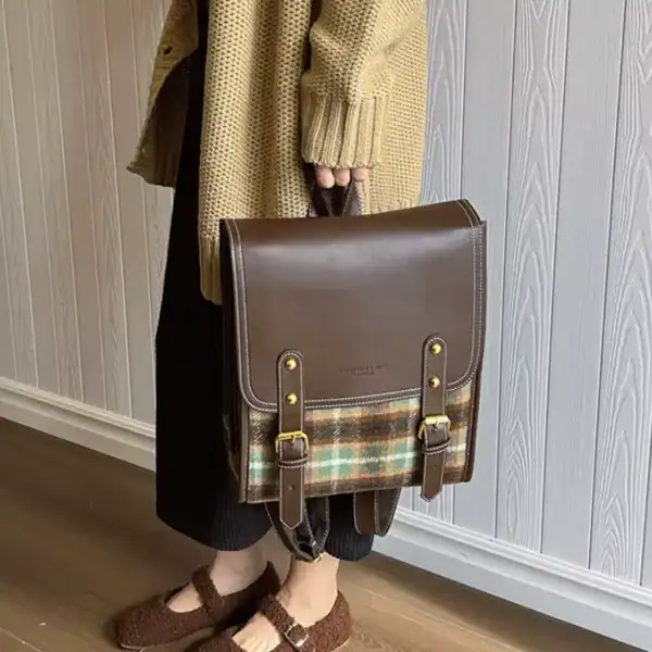 Rutig ryggsäck i brunt läder med rutig plåt, modeaccessoarer för kvinnor.