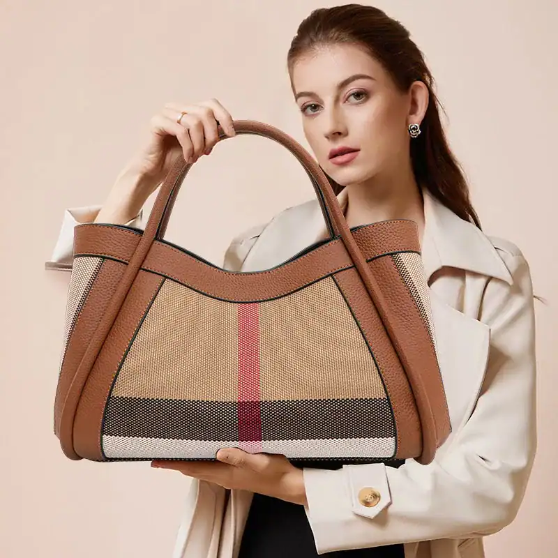 Rutig shoppingväska i beige och brunt med klassiskt rutigt mönster och höga handtag.