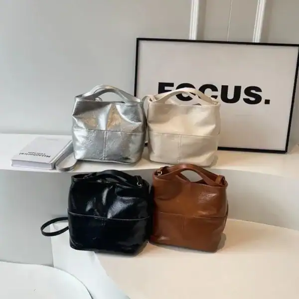 Rymlig väska i olika färger, silver, beige, svart och brunt.