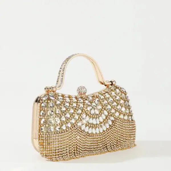 Silver clutch med kristaller och guldtonad handtag.
