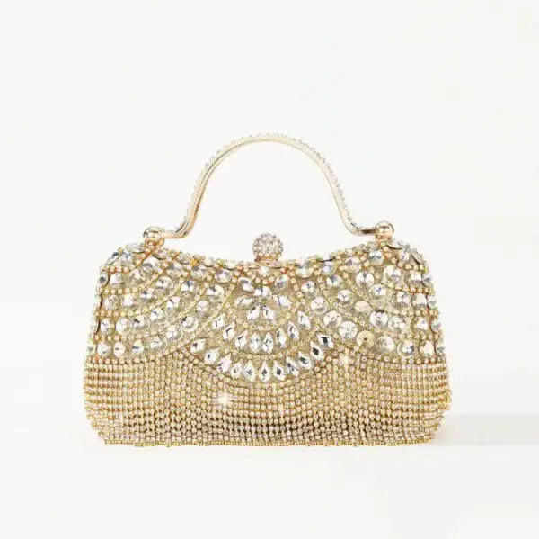Silver clutch med kristaller och guldtonad handtag.
