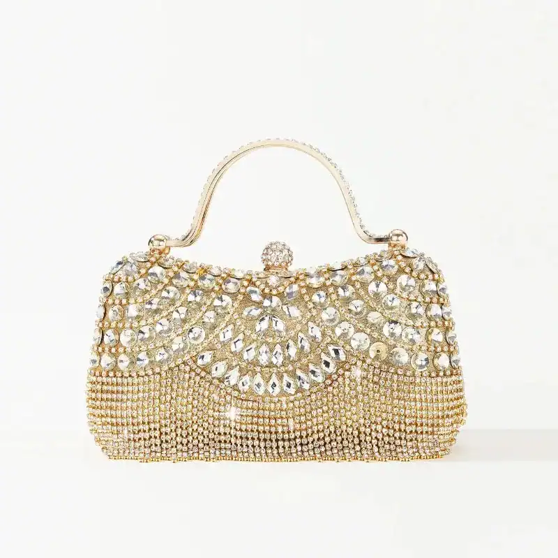 Silver clutch med kristaller och guldtonad handtag.