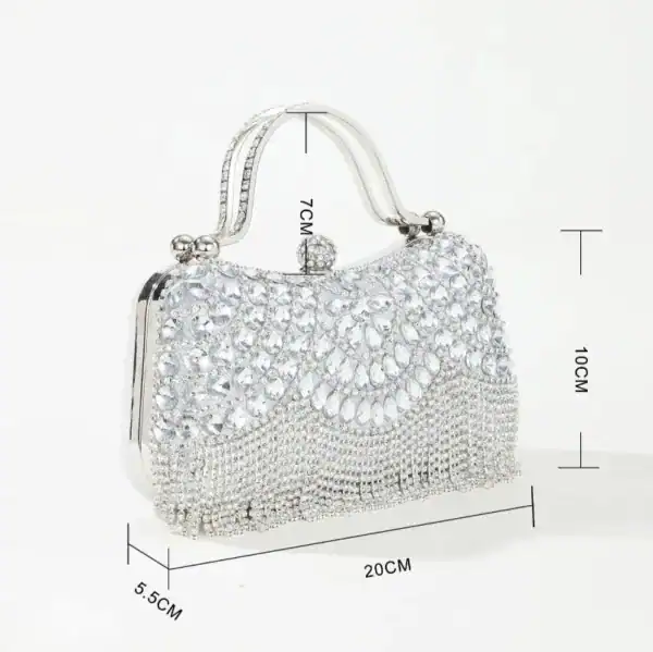 Silver clutch med kristaller och mått 20x10x5,5 cm.