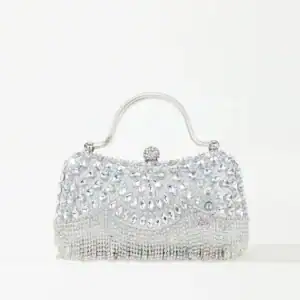 Silver clutch med kristaller och fransar, perfekt för festliga tillfällen.