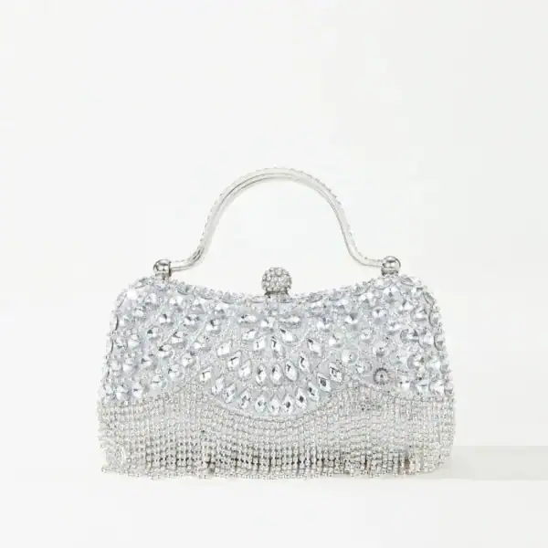 Silver clutch med kristaller och fransar, perfekt för festliga tillfällen.