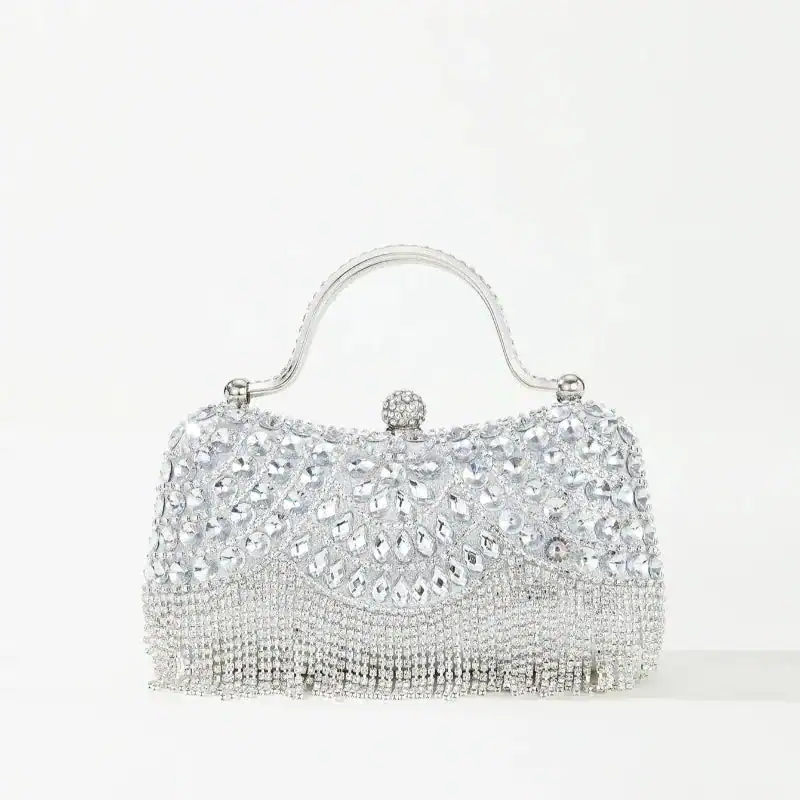 Silver clutch med kristaller och fransar, perfekt för festliga tillfällen.