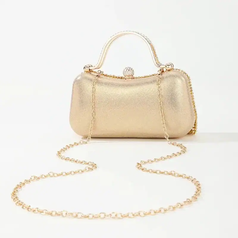 Silver clutch med kedja och pärlor, perfekt för festliga tillfällen.