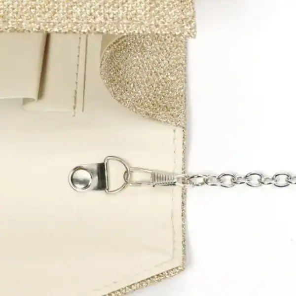 Silver glitterclutch med kedja, närbild av snabbficka och kedjehållare.