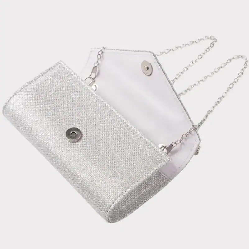 Silver glitter clutch med kedja, elegant axelväska för kvällsklänning.