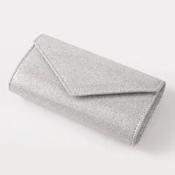 Silver glitter clutch med kedja, elegant axelväska för fest och kväll.
