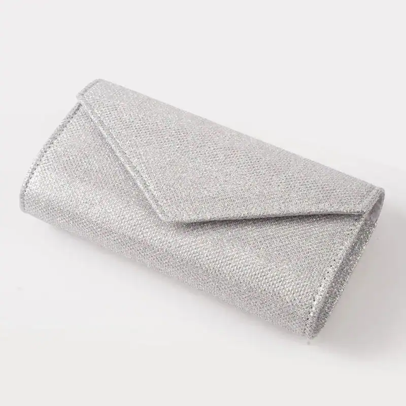 Silver glitter clutch med kedja, elegant axelväska för fest och kväll.