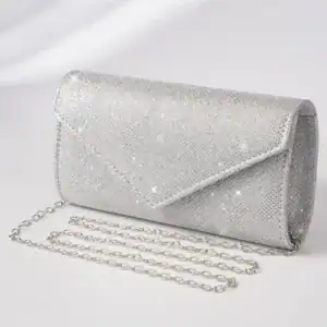 Silver glitter clutch med kedja, eleganta kvällsaxelväska med glittrande yta och kedjehållare.