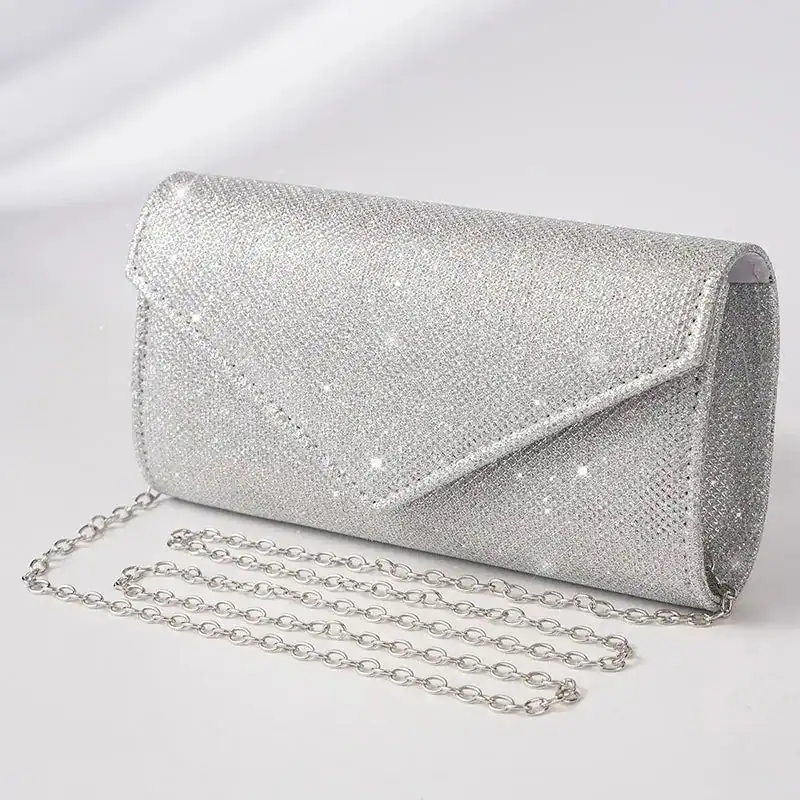 Silver glitter clutch med kedja, eleganta kvällsaxelväska med glittrande yta och kedjehållare.
