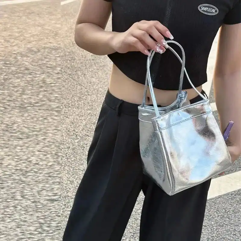 Silver hinkväska, glittrande axelväska med handtag, trendig modeaccessoar.