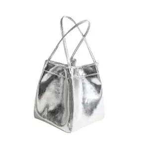 Silver hinkväska med korsade handtag och metallisk yta.