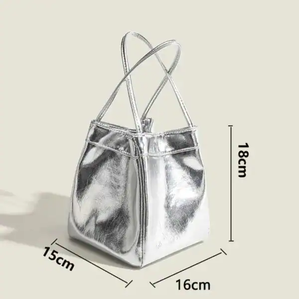 Silver hinkväska med mått 15x16x18 cm, trendig axelväska för kvinnor.