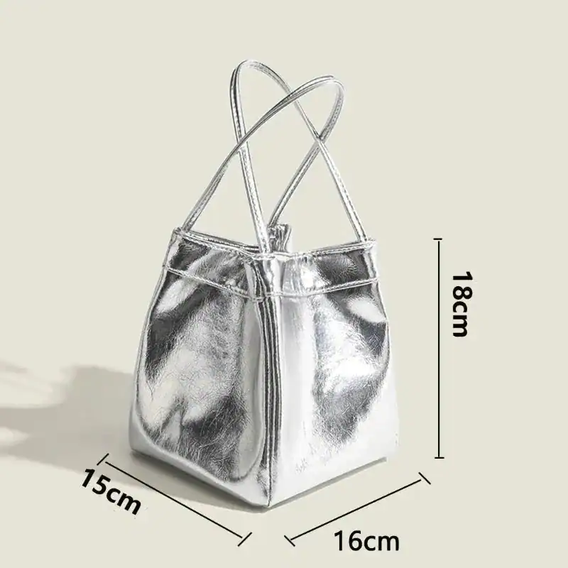Silver hinkväska med mått 15x16x18 cm, trendig axelväska för kvinnor.