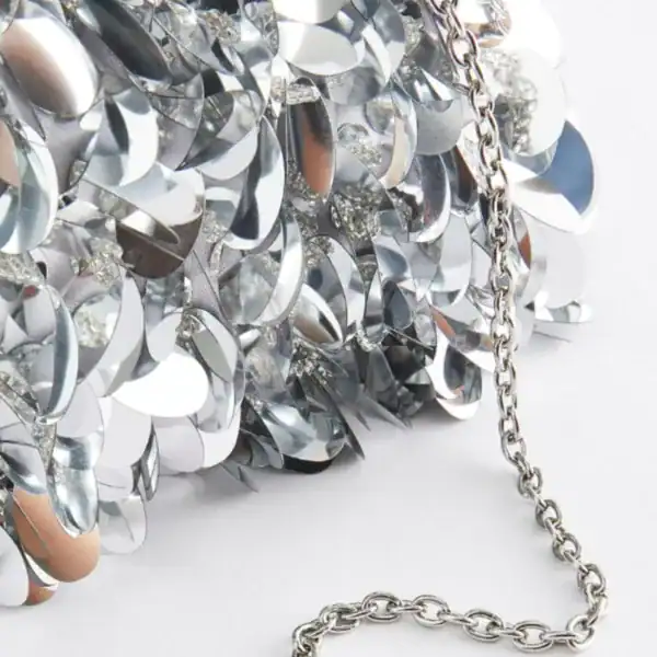 Silver paljettclutch med glittrande paljetter och kedja.